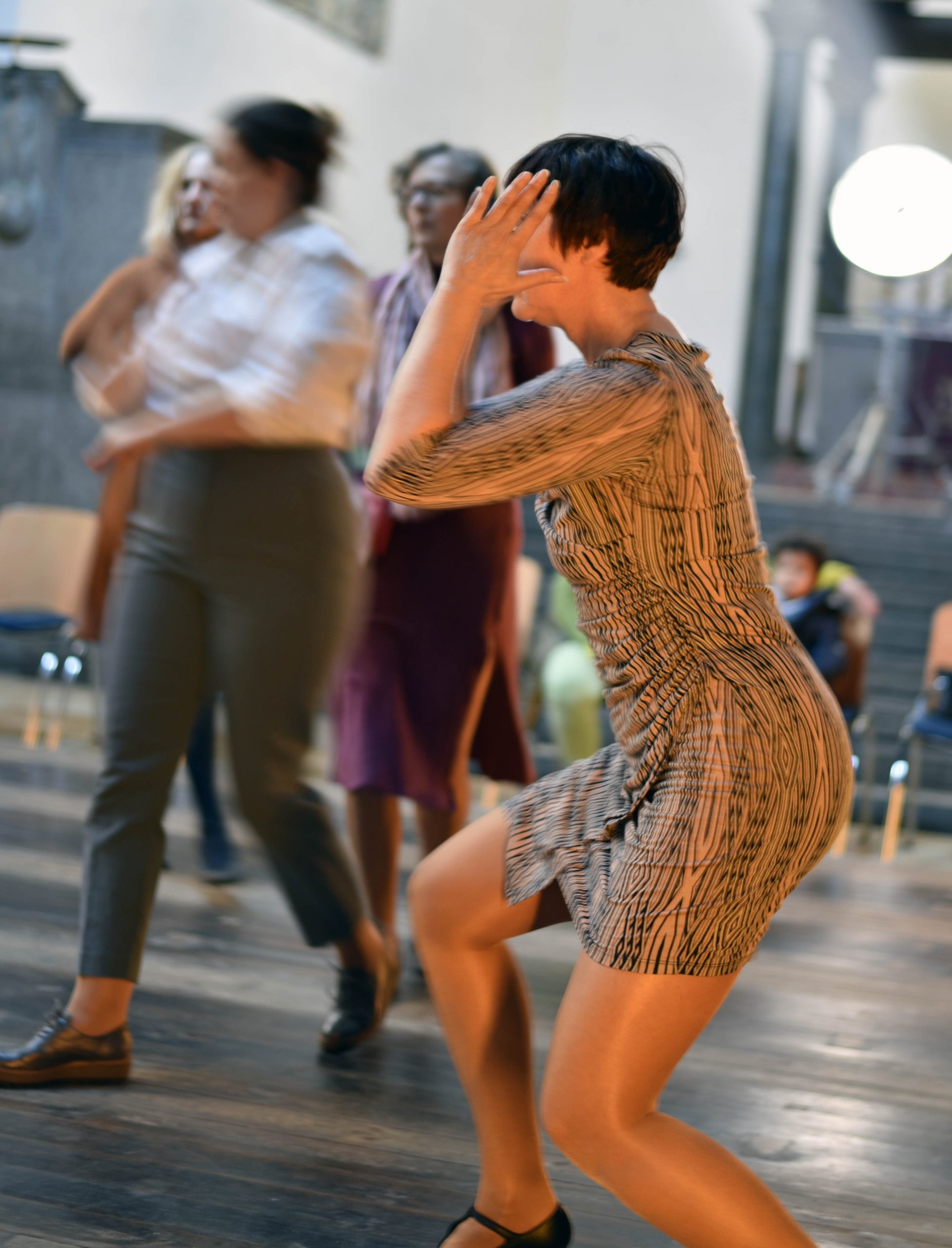 Nahaufnahme von tanzenden Frauen zum Thema Gesellschaft im Wandel