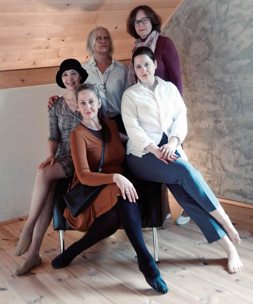 Gruppenbild der 5 Darstellerinnen des Talinovo Tanztheater